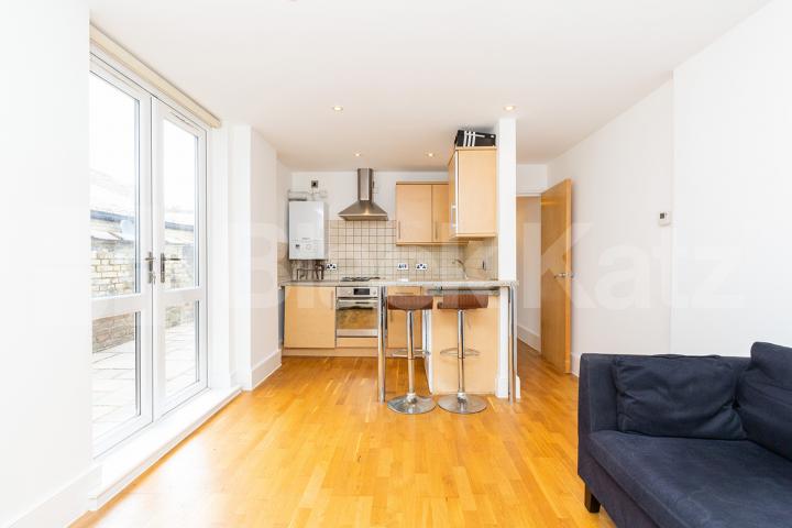 Minutes to a Zone 2 tube and the added benefit of a large private patio Highbury Park, Highbury